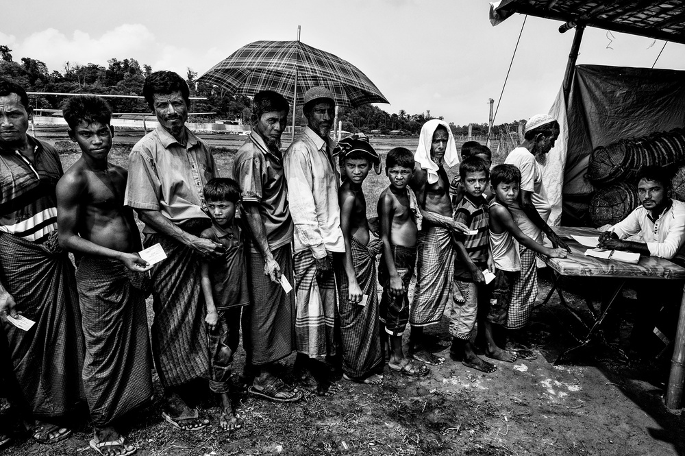 Rohingya refugees queuing to get some items to build their homes. od Joxe Inazio Kuesta Garmendia