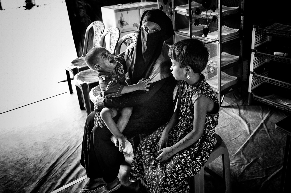 Rohingya refugee woman with her child in a medical camp - Bangladesh od Joxe Inazio Kuesta Garmendia