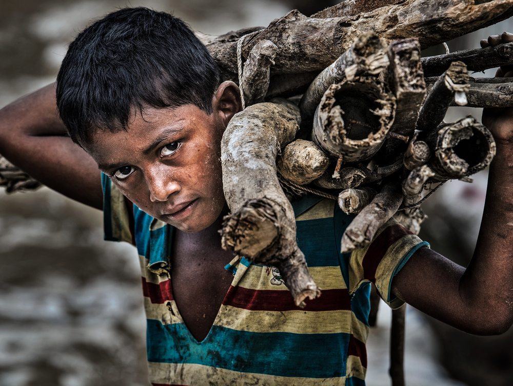 Rohingya refugee boy carrying some firewood. od Joxe Inazio Kuesta Garmendia
