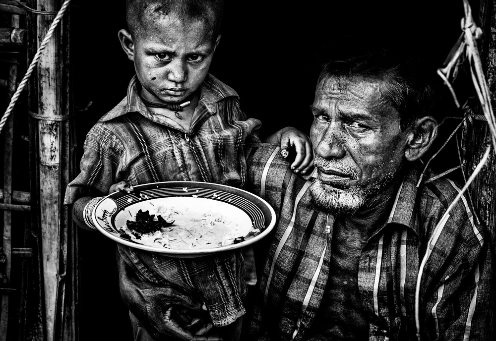 Rohingya refugee father and son - Bangladesh od Joxe Inazio Kuesta Garmendia