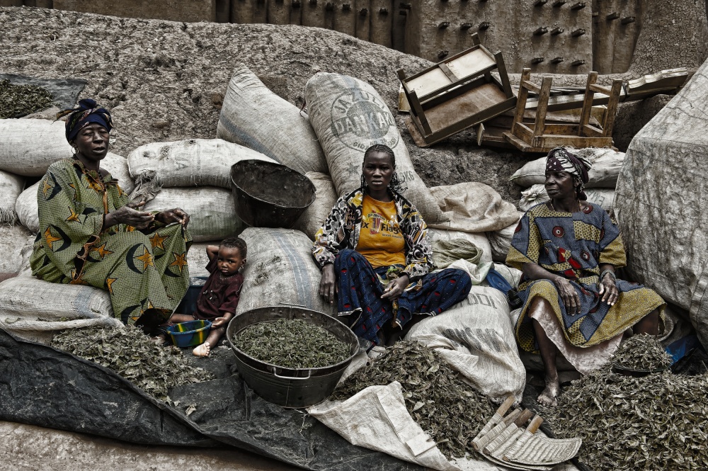 Selling in the market (Djenné - Mali) od Joxe Inazio Kuesta Garmendia