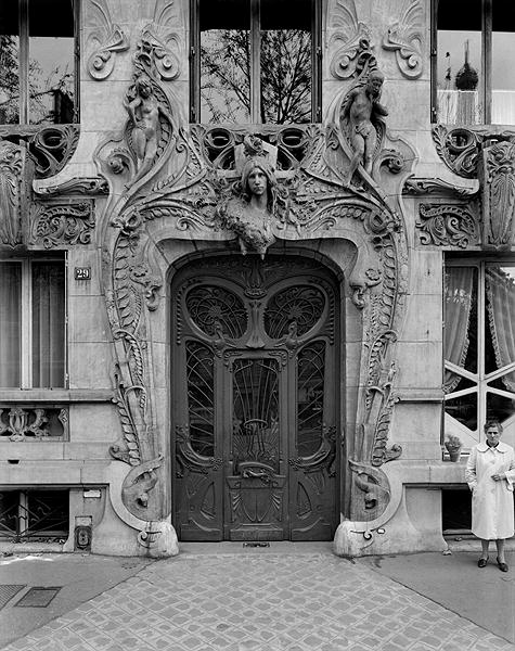 Entrance door to the apartments at 29 Avenue Rapp, designed in 1901 (b/w photo)  od Jules Lavirotte