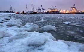 Eis im Hamburger Hafen