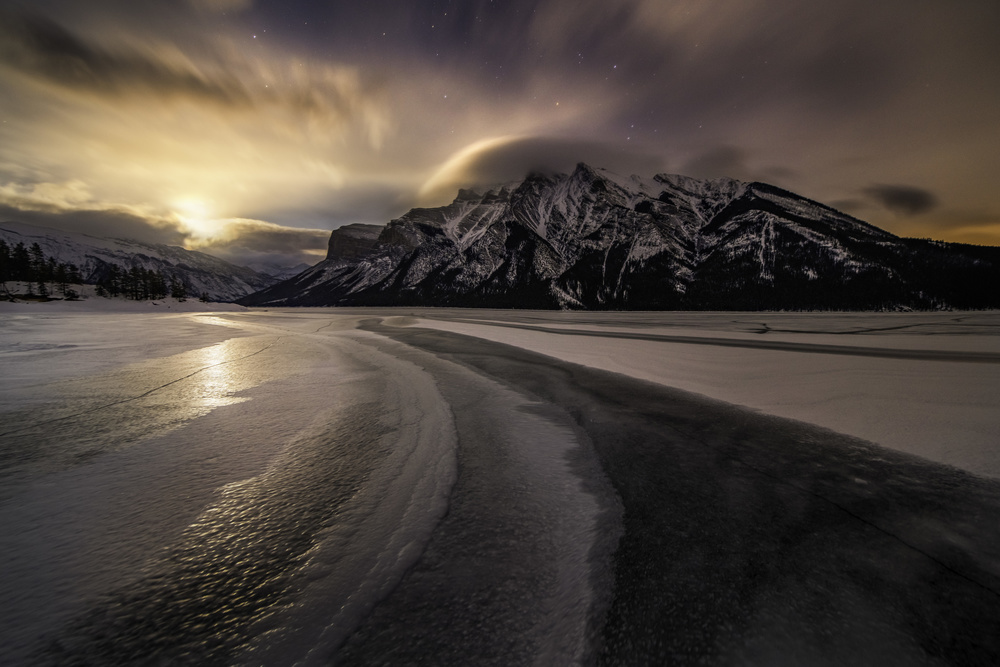 Moonrise on a frozen lake od Kejie Bao