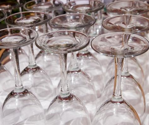 Wine glasses in restaurant od Ken Welsh