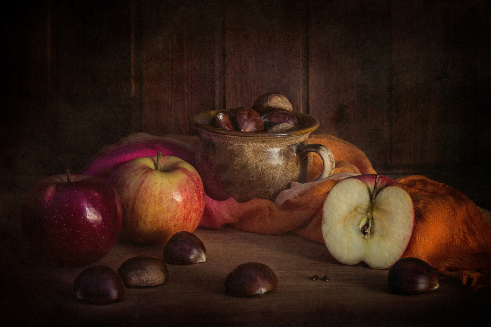 Still Life With Chestnuts And Apples od Lenka