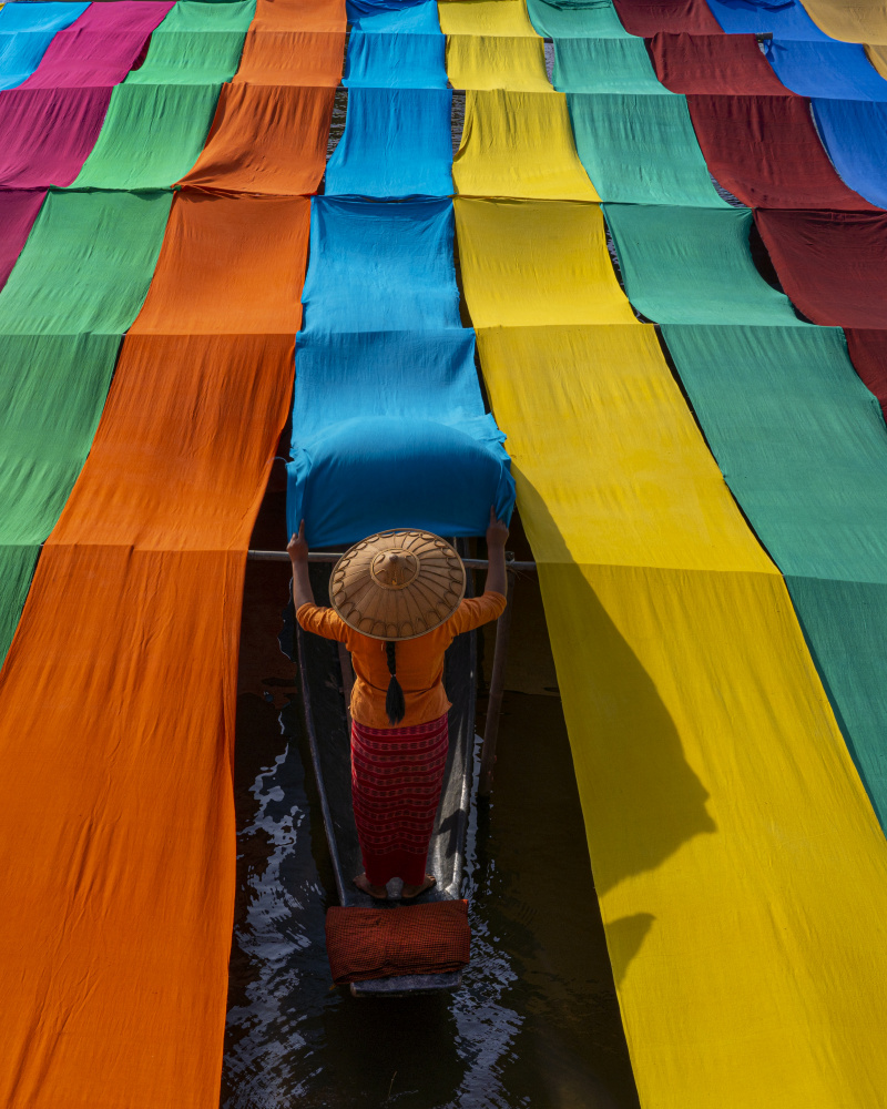 The Vibrant Colours at Lake Inle, Myanmar od Mahendra Bakle