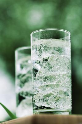 Mineralwasser mit Eiswürfeln od Maja Schon