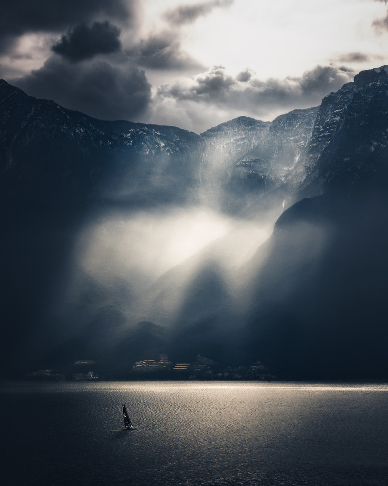 Light Rays over Lake Garda od Majid Behzad