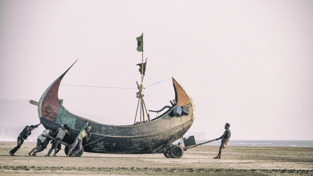 Barge Haulers on the Coxs Bazar od Marcel Rebro