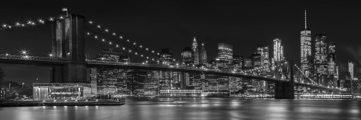 MANHATTAN SKYLINE & BROOKLYN BRIDGE Dojmy v noci | Panoramatické jednobarevné od Melanie Viola