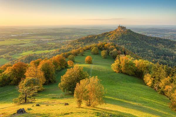 Blick vom Zeller Horn zur Burg Hohenzollern im Herbst od Michael Valjak