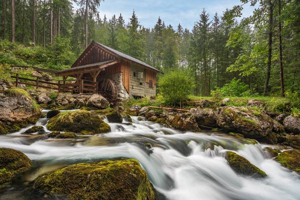 Mühle am Gollinger Wasserfall in Österreich od Michael Valjak