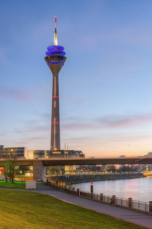 Rheinturm Düsseldorf od Michael Valjak