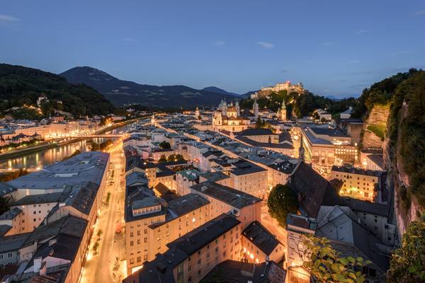 Salzburg in Österreich am Abend od Michael Valjak