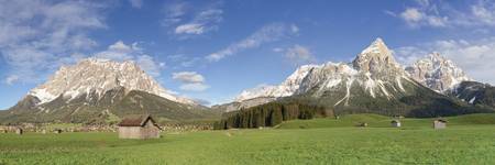 Alpenpanorama in Lermoos mit der Zugspitze und der Ehrwalder Sonnenspitze
