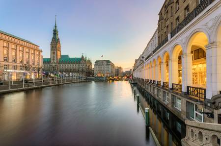 Hamburg Alsterarkaden und Rathaus