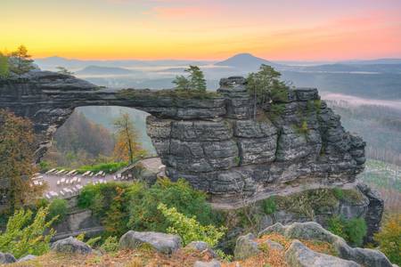 Morgendämmerung am Prebischtor im Elbsandsteingebirge in Tschechien