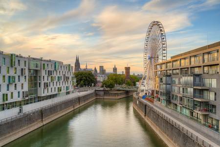 Riesenrad im Rheinauhafen Köln