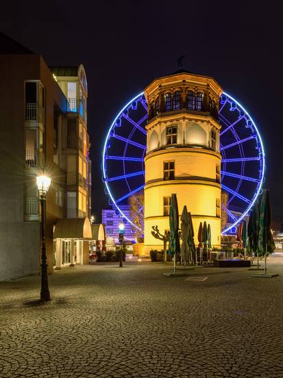 Schlossturm in Düsseldorf und blaues Riesenrad