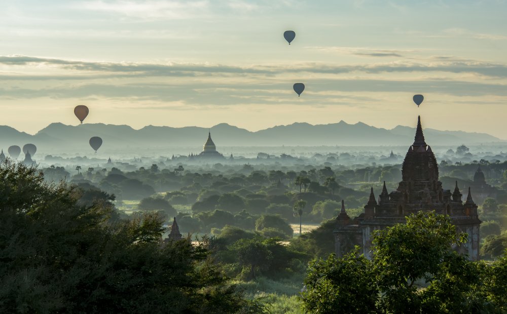 Balloons on temples od Mieke Suharini