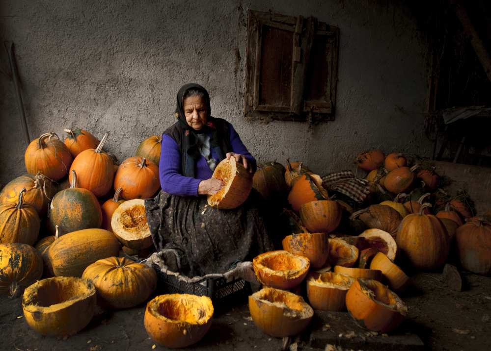 Lady with pumpkins od Mihnea Turcu
