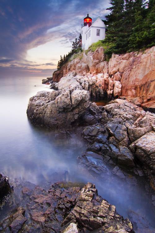 Sunset at Bass Harbor Lighthouse od Mircea Costina