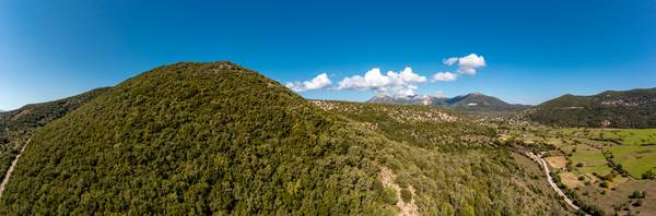 Berglandschaft aus der Vogelperspektive, Drohne auf Lefkada, Griechenland od Miro May