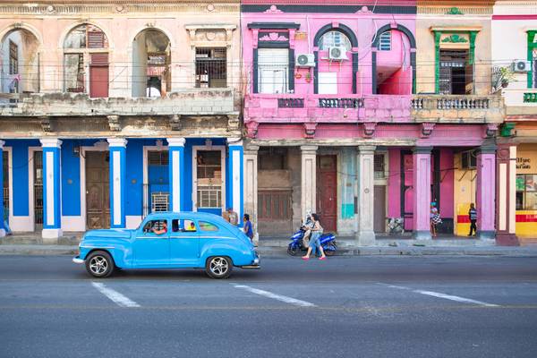 Blue Oldtimer in Old Havana, Cuba. Street in Havanna, Kuba od Miro May
