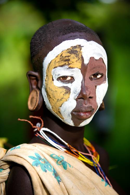 Fotografie, Portrait Afrikanische Frau aus dem Suri Stamm in Äthiopien. od Miro May