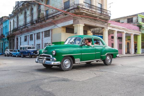 Green Oldtimer in Havana, Cuba. Street in Havanna, Kuba. od Miro May
