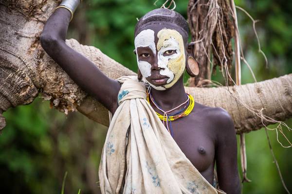 Porträt Frau am Baum Suri / Surma Stamm in Omo Valley, Äthiopien, Afrika od Miro May