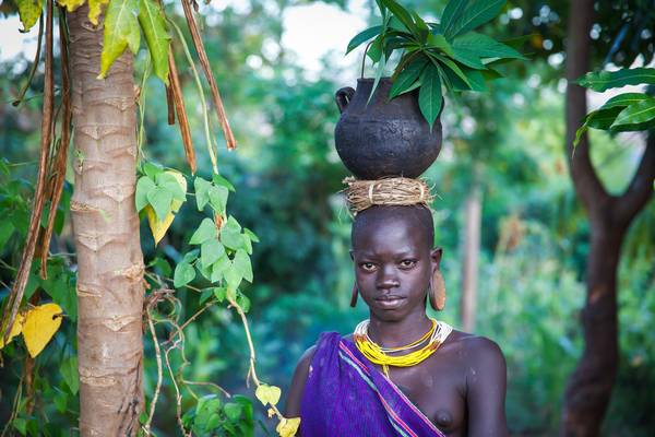 Porträt junge Frau im Garten, Suri / Surma Stamm, Omo Valley Äthiopien, Afrika od Miro May