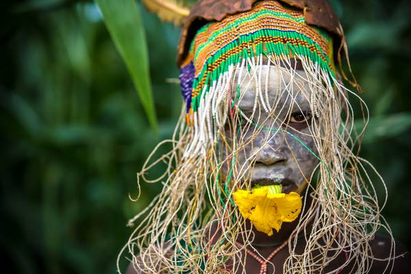 Porträt Mädchen mit Blume, Suri / Surma Stamm in Äthiopien, Omo Valley, Afrika od Miro May