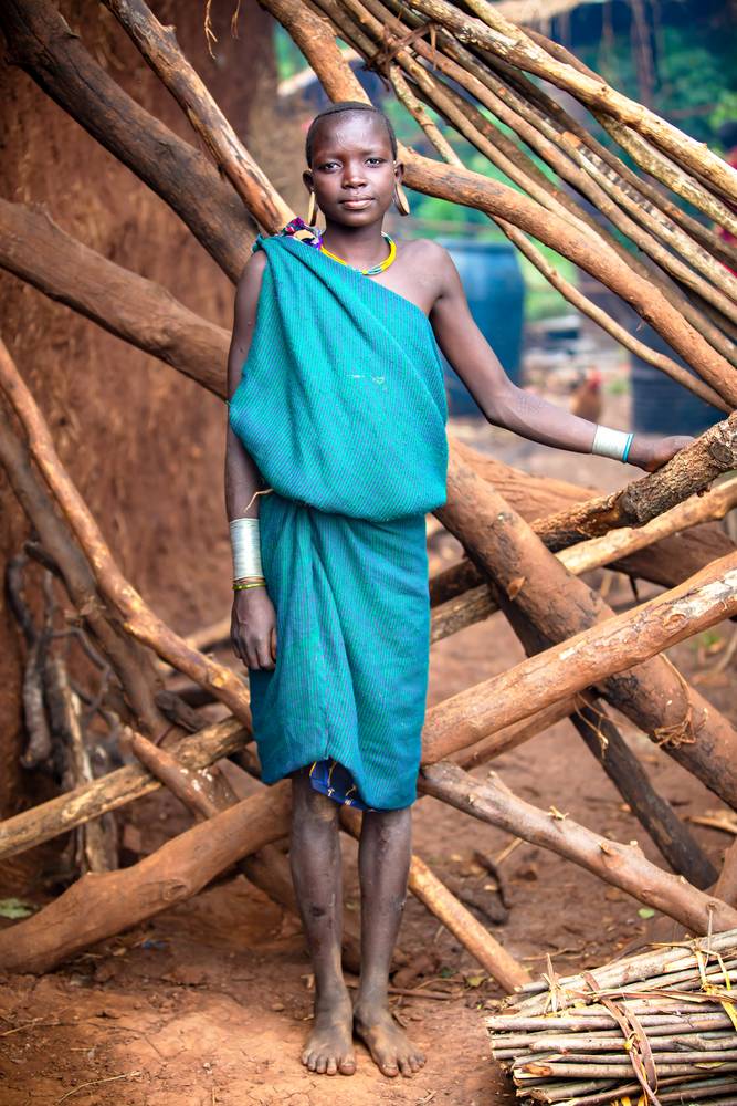 Portrait einer Frau in Omo Valley, Suri Stamm Äthiopien, Afrika od Miro May