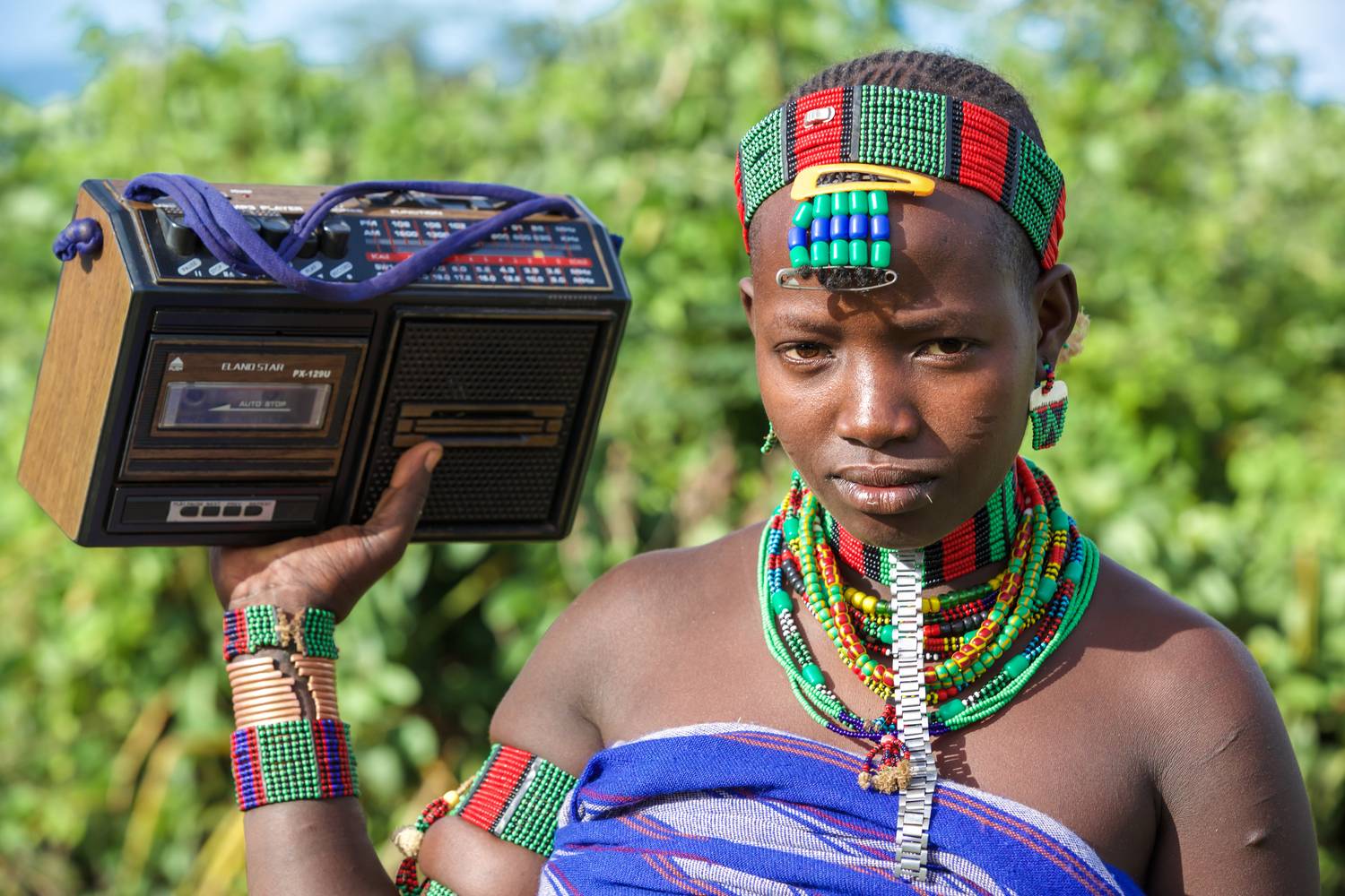 Portrait Frau, Musik in Omo Valley, Äthiopien, Afrika od Miro May