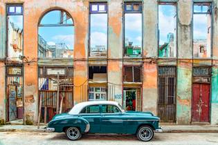 Hausfassade und Oldtimer