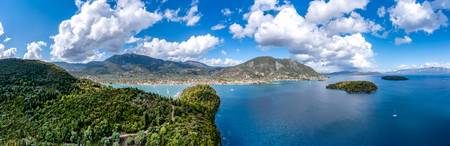 Nydri aus der Vogelperspektive. Ein Hafenort im Süden der Ionischen Insel Lefkada, Griechenland