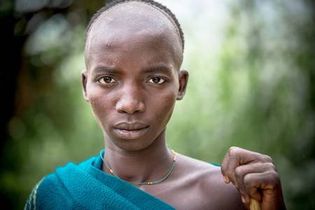 Porträt Krieger aus dem Suri / Surma Stamm in Omo Valley, Äthiopien, Afrika