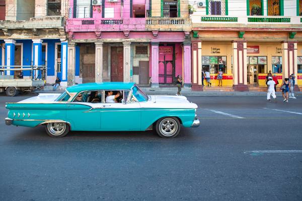 Turquoise Cadillac in Havana, Cuba. Oldtimer in Havanna, Kuba. od Miro May
