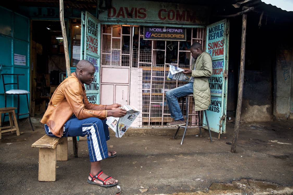 Zeitung am Kiosk in Nairobi, Kenia, Portrait Mann Kenya od Miro May