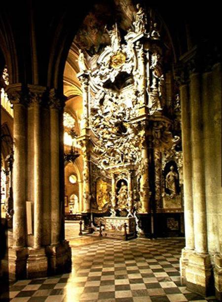 View of the altar and the 'Transparente' od Narciso Tome