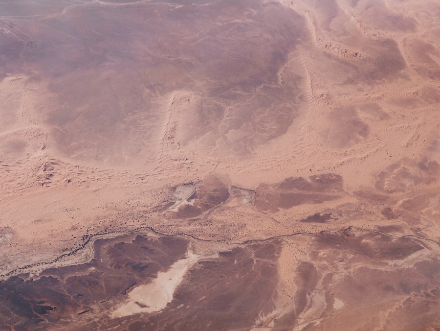 Blick auf die Sahara Wüste in Afrika aus dem Flugzeug od Laura Nenz