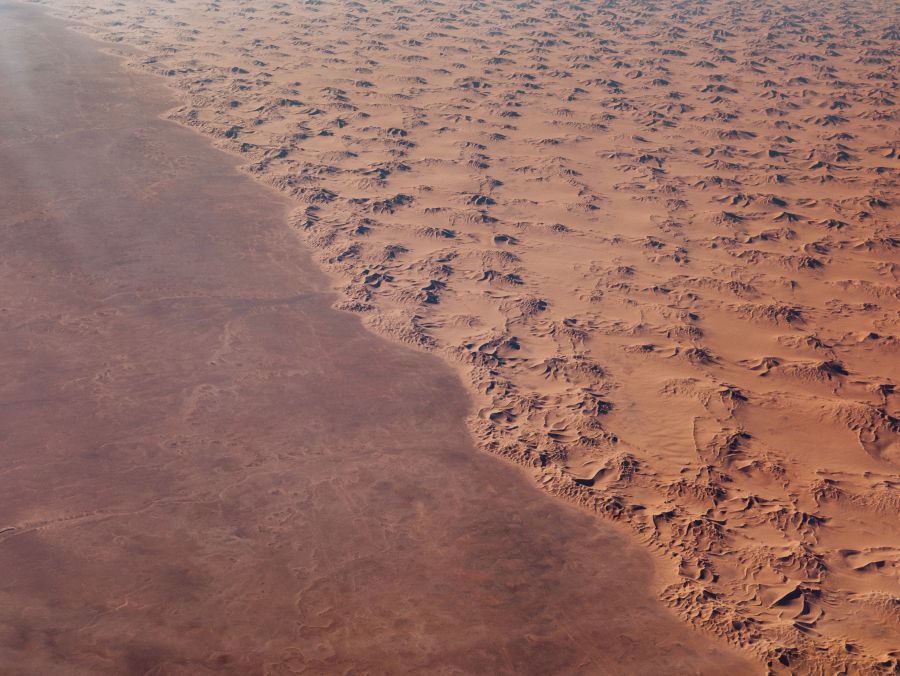 Blick auf die Sahara Wüste in Afrika aus dem Flugzeug od Laura Nenz