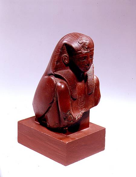 Statue of a Pharaoh in the guise of a falcon, possibly Tuthmosis III of Amenophis II od New Kingdom Egyptian
