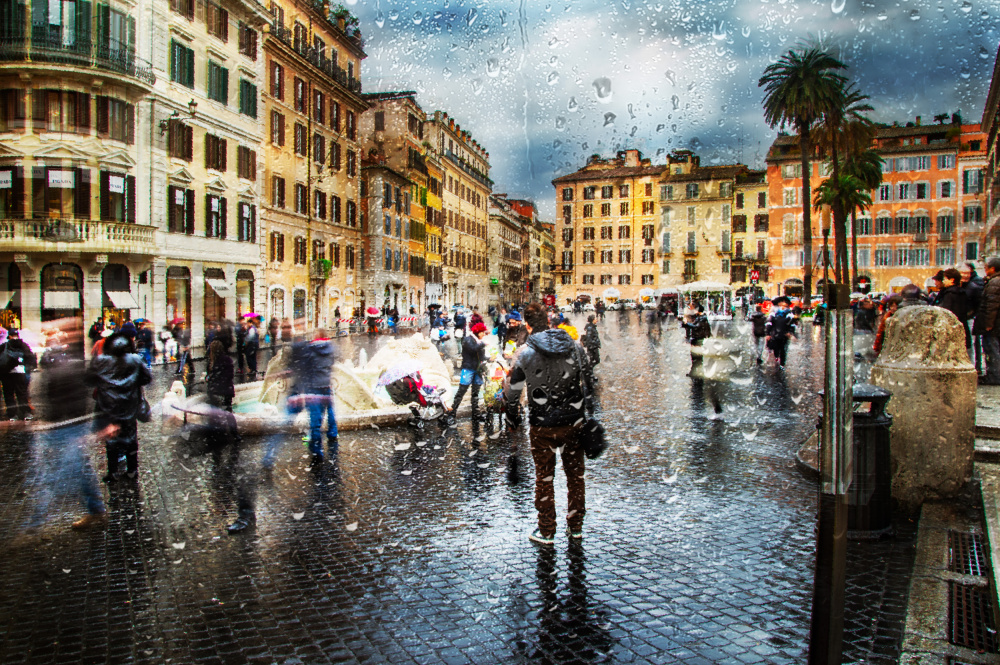 Tourists at Piazza di Spagna od Nicodemo Quaglia