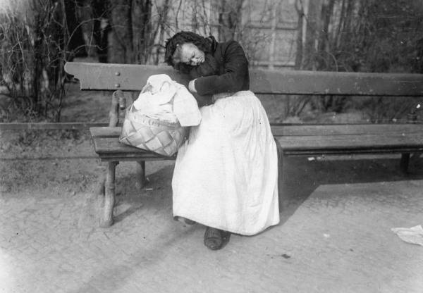 Old woman asleep on a Berlin park bench od 