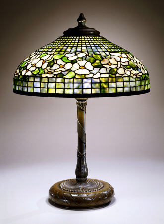 A Fine ''Dogwood'' Leaded Glass And Bronze Table Lamp od 