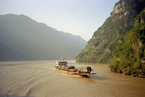 Boat on the Yangtse River, China, 2001 (colour photo)  od 