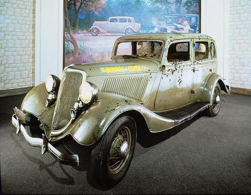 Bonnie and Clyde's 'bullet-riddled' Ford Sedan (colour photo) od 